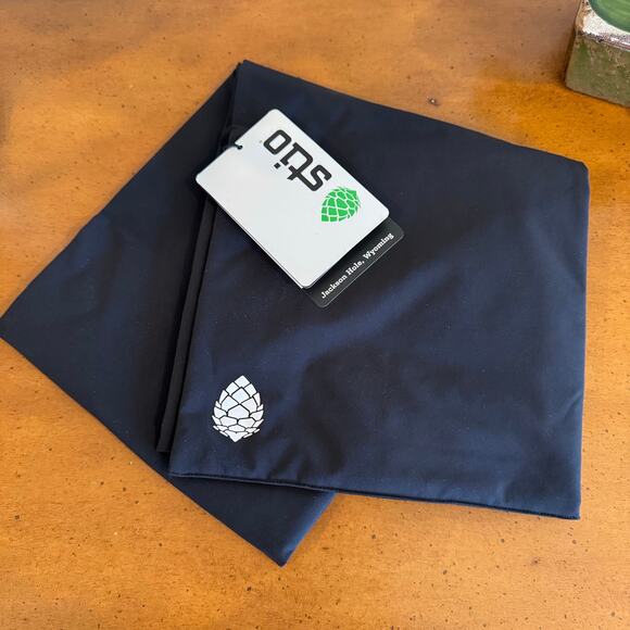 Stio Fernos Insulated Scarf - Abyss (Black) - Lightweight & Warm - Picture 2 of 5